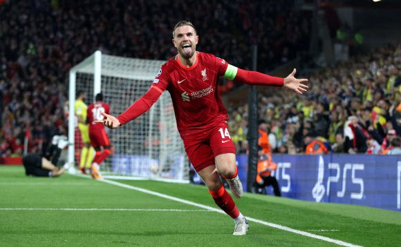 내가 유도했지롱 - 비야레알의 자책골을 유도한 조던 핸더슨이 익살스런 표정을 지으며 기뻐하고 있다. 리버풀 로이터 연합뉴스