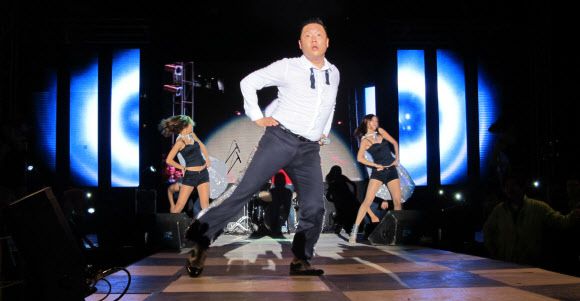 충북 청주시 서원대학교 야외음악당에서 가수 ‘싸이’가 강남스타일 노래에 맞춰 ‘말춤’을 추고 있다.연합뉴스