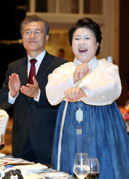 문재인 대통령 부인 김정숙 여사가 14일 오후 필리핀 마카티 샹그릴라 호텔에서 열린 동포간담회에 참석, 필리핀 현지 활동 개그맨이자 평창홍보대사로 위촉된 라이언방이 강남스타일을 개사해 평창 스타일 부르자 흥이 난 김정숙 여사가 말춤을 추고 있다. 연합뉴스