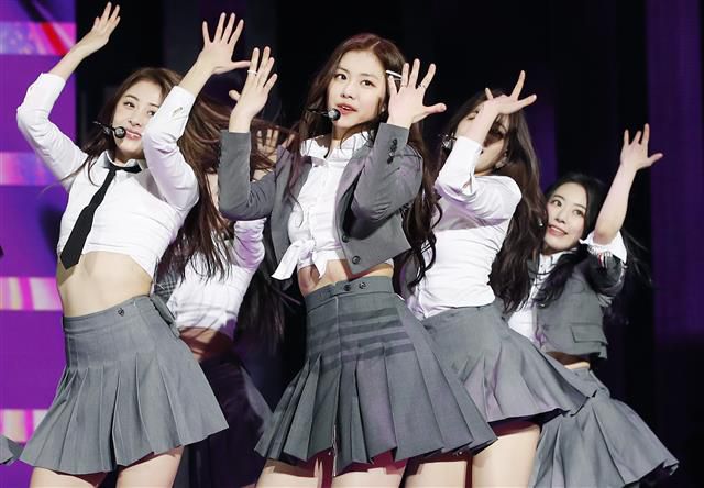김가람, 논란 속 르세라핌 데뷔 - 하이브 최초 걸그룹 르세라핌(LE SSERAFIM) 김가람(가운데)이 2일 서울 중구 장충체육관에서 열린 데뷔 앨범 ‘FEARLESS’ 미디어 쇼케이스에서 신곡을 선보이고 있다. 2022.5.2 뉴스1