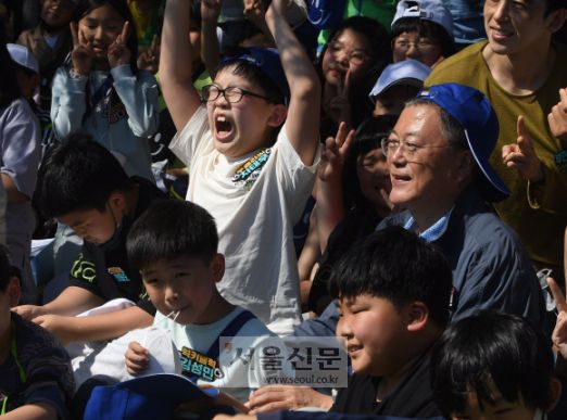 - 문재인 대통령이 5일 청와대 녹지원에서 열린 2022년 어린이날 100주년 기념 청와대 어린이 초청행사에서 종이비행기를 날리며 기념 사진을 찍고 있다.2022. 5. 5 박지환 기자