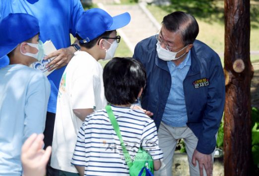 - 문재인 대통령과 부인 김정숙 여사가 5일 청와대 녹지원에서 열린 2022년 어린이날 100주년 기념 청와대 어린이 초청행사에서 청팀. 백팀 어린이들과 운동회에 참여 하고 있다. 2022. 5. 5 박지환 기자