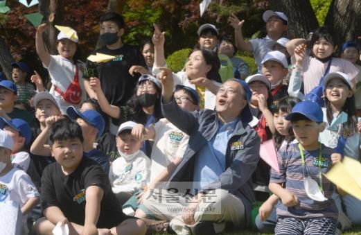 - 문재인 대통령이 5일 청와대 녹지원에서 열린 2022년 어린이날 100주년 기념 청와대 어린이 초청행사에서 종이비행기를 날리며 기념 사진을 찍고 있다.2022. 5. 5 박지환 기자