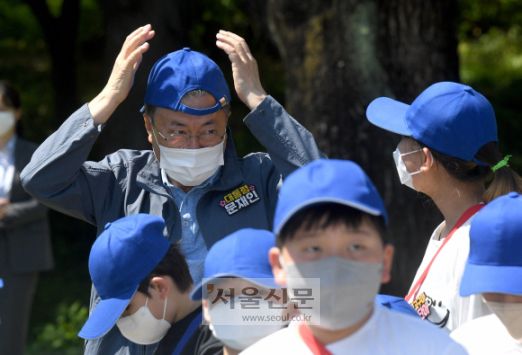 - 문재인 대통령이 5일 청와대 녹지원에서 열린 2022년 어린이날 100주년 기념 청와대 어린이 초청행사에서 모자를 쓰고 있다. 2022. 5. 5 박지환 기자