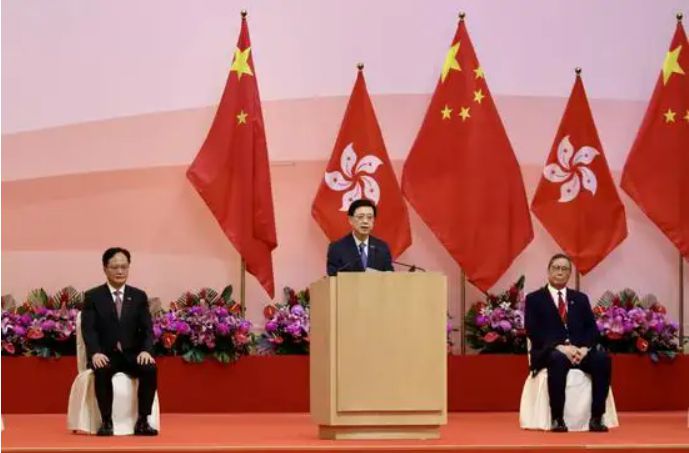 홍콩 차기 행정장관 선거에서 경찰 출신의 친중 강경파 리자차오가 선출됐다. 바이두