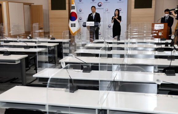 윤석열 정부 출범을 불과 엿새 앞둔 지난 4일 황희 문화체육관광부 장관이 정부서울청사에서 ‘대중문화예술인 예술요원 편입제도 신설’ 관련 긴급 브리핑을 하고 있다. 2022.5.4 연합뉴스