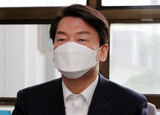 인사말 하는 안철수 후보 - 안철수 경기 성남시 분당갑 국회의원 보궐선거 국민의힘 후보가 11일 오전 경기도 성남시 분당구 아름마을 두산 삼호아파트에서 이매동 주민 대표들과 간담회를 갖고 있다. 2022.5.11 뉴스1