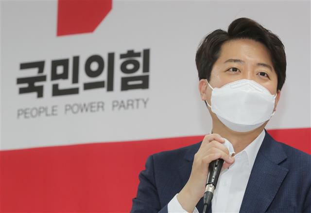 제주선거대책회의 참석한 이준석 대표 -  이준석 국민의힘 대표가 16일 제주시 연동 허향진 제주도지사 후보 선거사무소에서 열린 제주도당 선거대책회의에서 인사말을 하고 있다. 2022.5.16 뉴스1