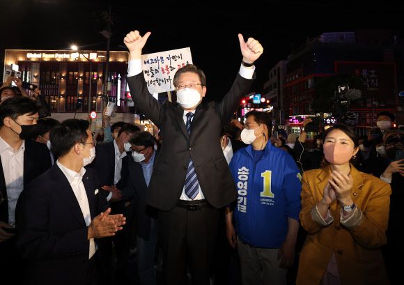 지지 호소하는 이재명 - 인천 계양을 국회의원 보궐선거에 출마한 이재명 더불어민주당 상임고문이 16일 오후 서울 마포구 홍대 앞에서 시민들에게 지지를 호소하고 있다. 2022.5.16 연합뉴스