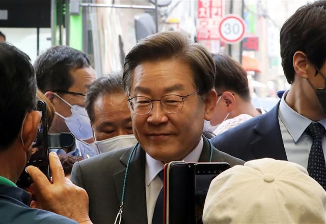 인천 현대시장 방문한 이재명 - 인천 계양을 국회의원 보궐선거에 출마한 더불어민주당 이재명 총괄선대위원장이 18일 인천시 동구 현대시장에서 시민 및 지지자들과 인사를 나누고 있다. 2022.5.18 뉴스1