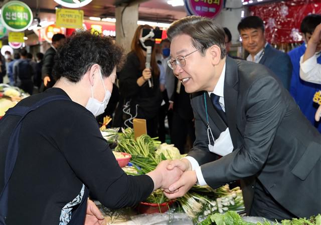이재명 ‘상인분들 힘내세요’ - 인천 계양을 국회의원 보궐선거에 출마한 더불어민주당 이재명 총괄선대위원장이 18일 인천시 동구 현대시장에서 상인과 인사를 나누고 있다. 2022.5.18 뉴스1