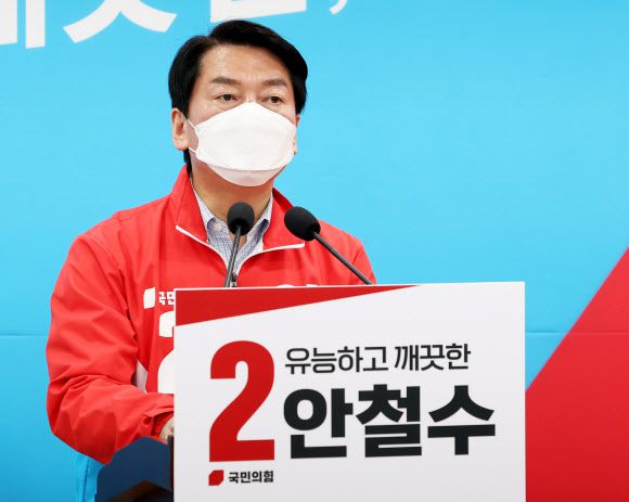 교육 공약 발표하는 안철수 - 경기 성남 분당갑 국회의원 보궐선거에 출마한 국민의힘 안철수 후보가 18일 오전 경기도 성남시 자신의 선거 캠프에서 교육 관련 공약을 발표하고 있다. 2022.5.18 연합뉴스