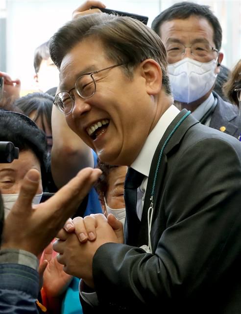 함박웃음 짓는 이재명 - 인천 계양을 국회의원 보궐선거에 출마한 더불어민주당 이재명 총괄선대위원장이 18일 인천시 동구 현대시장에서 상인과 인사를 나누고 있다. 2022.5.18 뉴스1