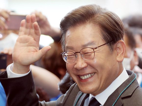 시민?지지자들과 인사하는 이재명 - 인천 계양을 국회의원 보궐선거에 출마한 더불어민주당 이재명 상임고문이 18일 오전 인천시 동구 현대시장에서 시민?지지자들과 인사하고 있다. 2022.5.18 연합뉴스