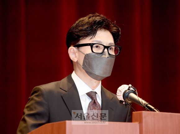 17일 과천법무부 청사에서 열린 신임법무부 장관 취임식에 참석한 한동훈 법무부장관이 발언을 하고 있다. 2022.05.17 박지환 기자