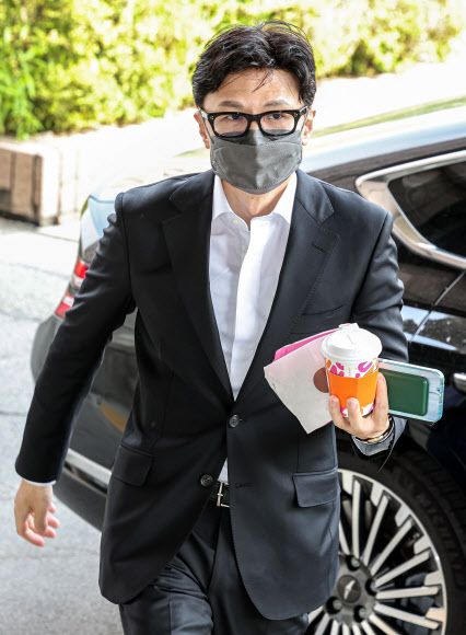 한동훈 법무부 장관이 18일 오후 커피를 들고 경기 과천 법무부 청사로 출근하고 있다. 앞서 한 장관은 이날 오전 광주에서 열린 5·18 민주화운동 기념식에 참석한 뒤 청사로 복귀했다.연합뉴스