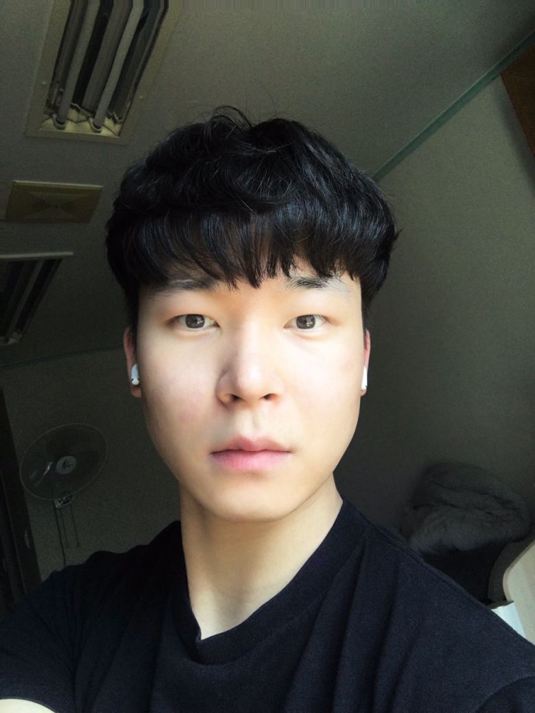 안충원 씨. 전남 영암 출신의 안씨는 지난해 11월 전두환씨 장례식장이 마련된 서울 신촌세브란스 병원을 찾아 ‘반성하지 않는 자는 살아갈 가치가 없다’는 손팻말을 들고 1인 시위를 했다.안충원씨 제공