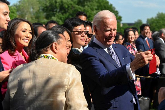 아·태계 미국인 행사 참석한 바이든  - 조 바이든 미국 대통령이 17일(현지시간) 워싱턴DC 백악관 로즈가든에서 열린 아시아·태평양계 미국인 문화유산의 달 행사에서 참석자들과 함께 셀카를 찍고 있다. 이곳에서 바이든 대통령은 앞서 발생한 캘리포니아 교회와 뉴욕 슈퍼 총격 사건을 언급하며 “증오를 어떻게 끝낼 것인가에 대해서만 얘기할 것이 아니라 증오를 발생시킨 책임이 누구에게 있는지도 얘기해야 한다”고 말했다.워싱턴DC AFP 연합뉴스