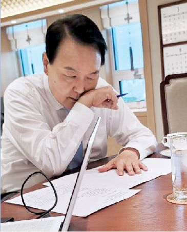 尹, 기념사 직접 퇴고 - 윤 대통령이 18일 아침 광주로 출발하기 전 서울 용산 대통령 집무실에서 광주 5·18 민주화운동 기념사를 직접 퇴고하고 있다.대통령실 제공