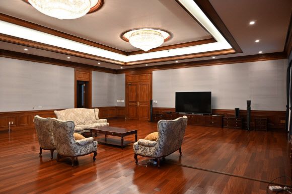 대통령실은 26일부터 청와대 본관 실내를 개방하고, 관저 건물 내부도 공개하겠다고 밝혔다. 사진은 청와대 관저 거실 모습. 2022.5.24 대통령실 제공