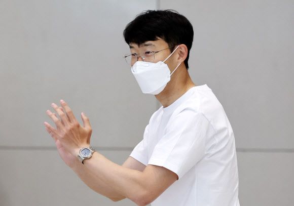 2021~2022 시즌 잉글랜드 프리미어리그(EPL) 득점왕을 차지한 토트넘 홋스퍼의 손흥민이 24일 오후 인천국제공항 제2여객터미널을 통해 입국하며 인사하고 있다. 2022.5.24 연합뉴스