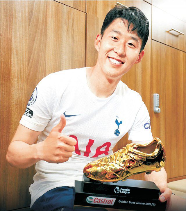 아시아 선수 최초로 잉글랜드 프리미어리그(EPL) 득점왕에 오른 손흥민이 23일 열린 EPL 노리치시타와의 최종 38라운드 경기 뒤 라커룸에서 득점왕 트로피인 골든 부트를 들고 활짝 웃고 있다. 토트넘 트위터