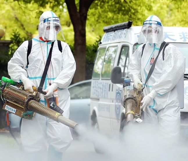 중국 현지시간으로 4월 24일, 상하이가 코로나19로 봉쇄된 기간 동안 방역 요원들이 주거단지를 소독하고 있다