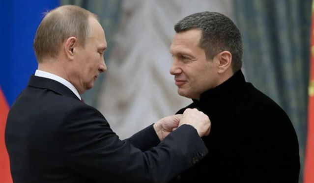 러시아의 친(親) 푸틴 선전가로 유명한 국영TV 진행자 블라디미르 솔로비요프(오른쪽)