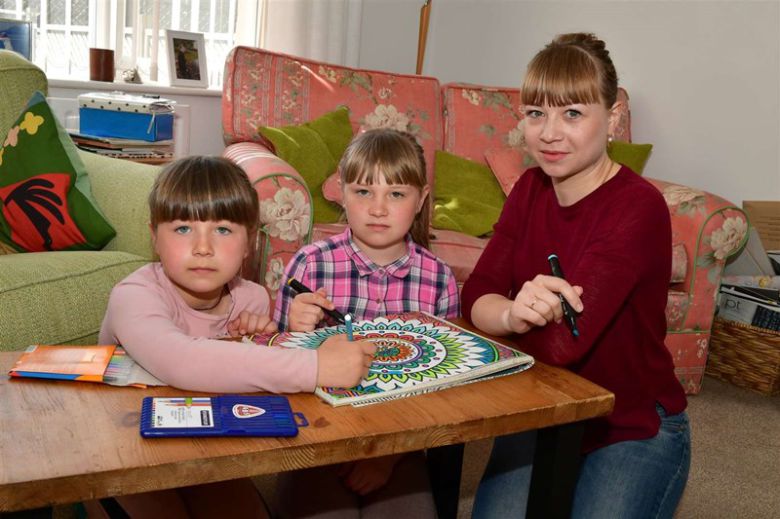 우크라이나 난민 출신인 알리나 코레니윅과 그의 딸들.