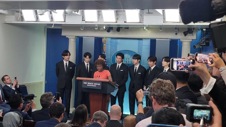 31일(현지시간) 백악관 기자실을 방문한 방탄소년단. 워싱턴공동취재단