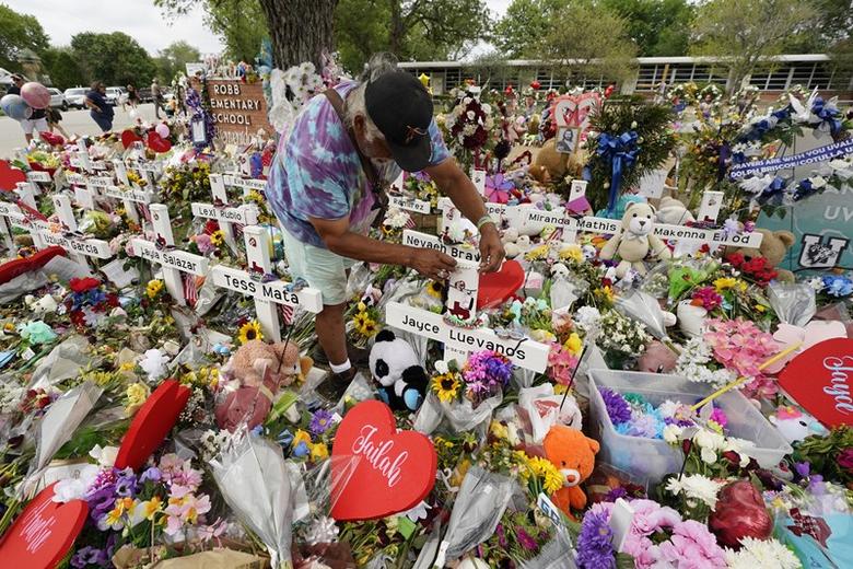 이번 참사로 숨진 희생자들을 기리는 방문객의 모습. 사진=AP 연합뉴스