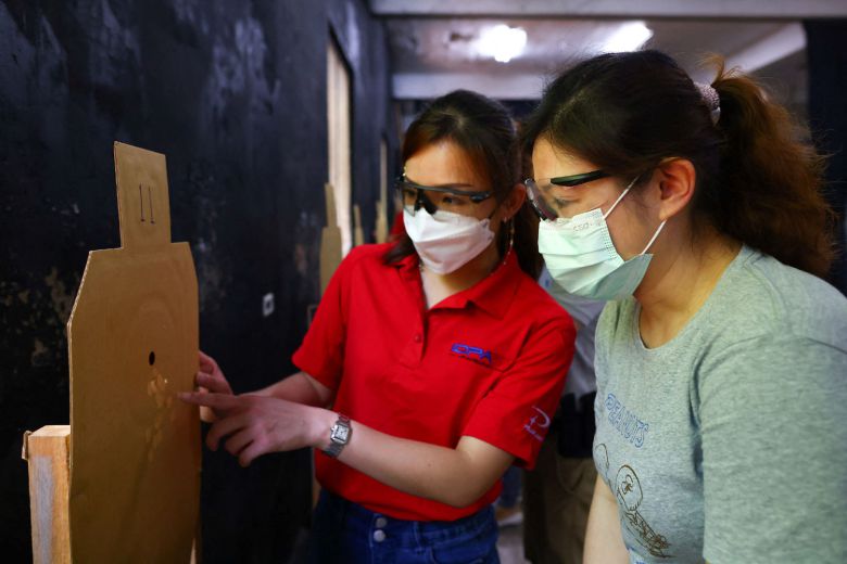 사격 교육에 참여한 한 대만 여성이 자신이 쏜 사격 표적지를 확인하고 있다. / 로이터 연합뉴스