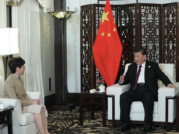 2019년 11월 중국 상하이에서 열린 국제식품수입박람회에서 시진핑(오른쪽) 주석과 만난 캐리람 홍콩 행정장관/출처=웨이보