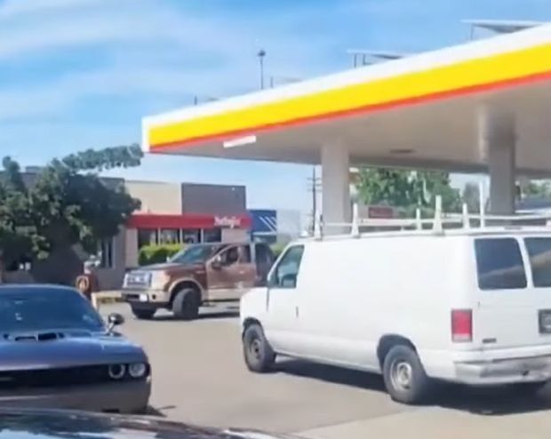 지난 9일, 란초코르도바시 주민 사이에 ‘고급 정보’가 나돌았다. 한 셀프 주유소가 휘발유를 90% 싼 가격에 팔고 있다는 소식이었다. 해당 소식은 각종 소셜네트워크서비스(SNS)를 타고 빠르게 번졌고, 고유가로 주유 한 번 하기 무서운데 이게 웬 횡재인가 싶었던 주민은 일제히 차를 몰고 주유소로 달려갔다./출처=CBS13