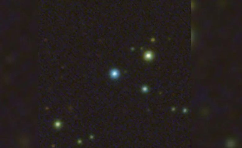 호주 ANU 연구팀이 관측한 블랙홀 SMSS J114447.77-430859.3. 파란색 원 영역이다.