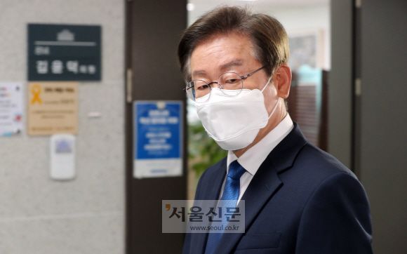 지난 1일 국회의원 보궐선거에서 당선된 이재명 더불어민주당 의원이 7일 오전 서울 여의도 국회의원회관에 도착해 본인의 의원실로 향하고 있다. 2022.06.07 김명국 기자