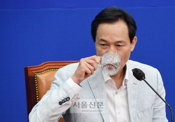 우상호 더불어민주당 비상대책위원장이 19일 국회에서 열린 기자간담회에서 물을 마시고 있다. 2022.06.19 김명국 기자