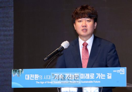 - 이준석 국민의힘 당대표가 22일 서울 중구 롯데호텔에서 열린 ‘2022 경향포럼’에서 축사를 하고 있다. 2022. 6. 22 국회사진기자단