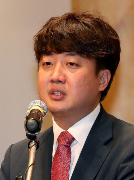 - 이준석 국민의힘 대표가 22일 인천 송도센트럴파크호텔에서 열린 ‘제9대 국민의힘 인천광역시당 지방선거 당선인 워크숍’에서 인사말을 하고  있다.2022. 6. 22 김명국 기자