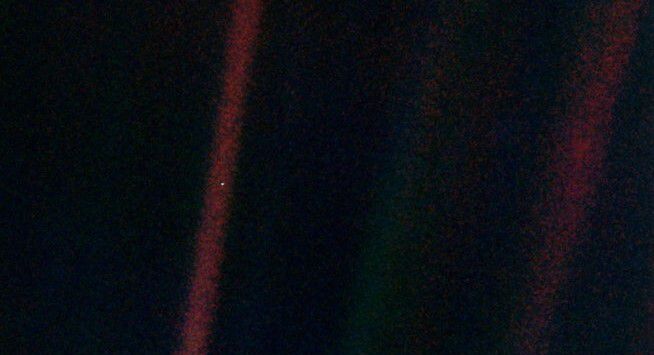 1990년 밸런타인 데이에 60억km 떨어진 명왕성 궤도에서 보이저 1호가 찍은 지구 사진. 저 ‘한 점 티끌’이 70억 인류가 ​사는 지구다.(출처=NASA)