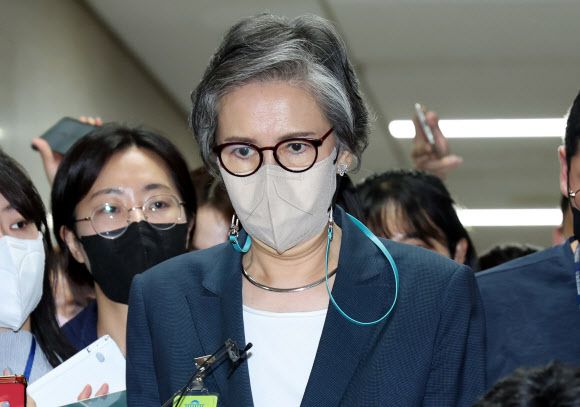 질문세례 받는 이양희 - 이준석 대표의 ‘성상납 관련 증거인멸 교사’ 의혹 징계 심의 중인 국민의힘 이양희 윤리위원장이 22일 국회에서 열린 중앙윤리위원회 도중에 잠시 회의장 밖으로 나와 취재진의 질문에 답하고 있다. 2022.6.22 연합뉴스