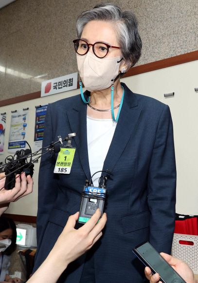 - 이양희 국민의힘 윤리위원장이 22일 이준석 당대표의 성상납 의혹과 관련해 징계를 논의하기 위해 회의장으로 들어가고 있다.2022.6.22. 국회사진기자단