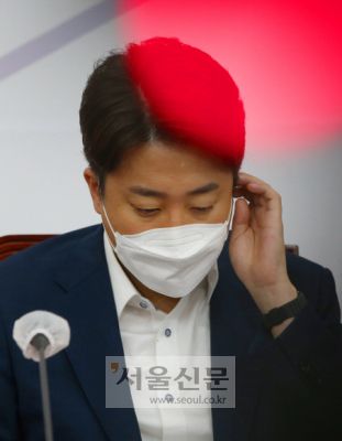 국민의힘 이준석 대표가 23일 오전 서울 여의도 국회에서 열린 최고위원회의에 참석해 있다. 2022. 6. 23 김명국 기자