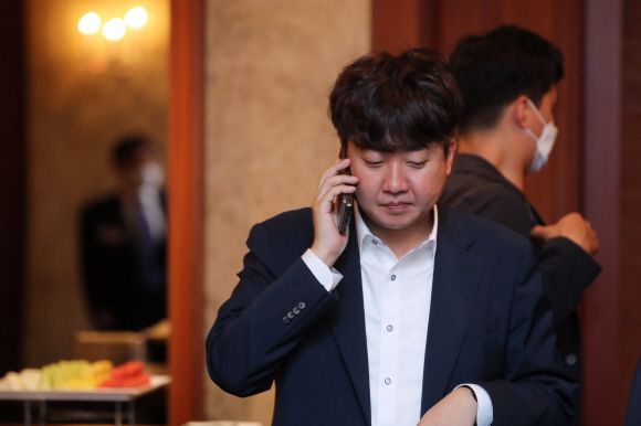 이준석 국민의힘 당대표가 22일 서울 중구 롯데호텔에서 열린 ‘2022 경향포럼’에 참석해 통화를 하고 있다. 2022. 6. 22 국회사진기자단