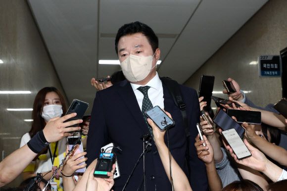 22일 오후 국회에서 국민의힘 이준석 대표에 대한 성상납 및 증거인멸 의혹을 조사하기 위한 당 윤리위원회가 열리고 있는 가운데, 이 대표의 최측근인 김철민 당대표 정무실장이 취재진들의 질문에 답하고 있다. 공동취재사진