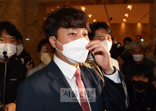 이준석 국민의힘 대표가 22일 인천 송도센트럴파크호텔에서 열린 ‘제9대 국민의힘 인천광역시당 지방선거 당선인 워크숍’을 나서며 취재진의 질문을 받고 있다.2022. 6. 22 김명국 기자