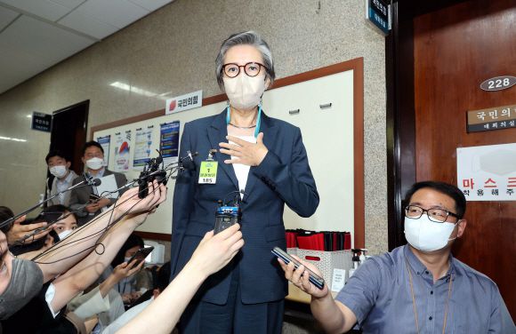 이양희 국민의힘 윤리위원장이 22일 이준석 당대표의 성상납 의혹과 관련해 징계를 논의하기 위해 회의장으로 들어가고 있다.2022.6.22. 국회사진기자단