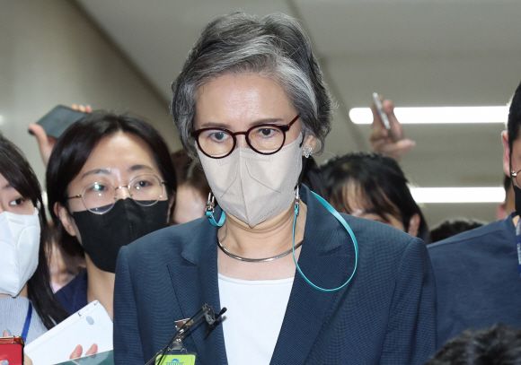 이준석 대표의 ‘성상납 관련 증거인멸 교사’ 의혹 징계 심의 중인 국민의힘 이양희 윤리위원장이 22일 국회에서 열린 중앙윤리위원회 도중에 잠시 회의장 밖으로 나와 취재진의 질문에 답하고 있다. 2022.6.22. 국회사진기자단