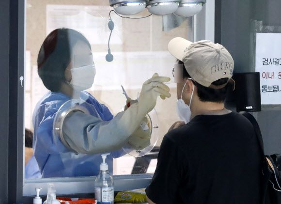 - 코로나19 확진자수가 0시 기준 1만59명을 기록한 3일 서울 용산구보건소 선별진료소를 찾은 시민들이 검사를 받고 있다. 지난 3월 이후 꾸준히 감소하며 6월10일 네자릿수를 기록했던 신규 확진자수가 같은달 29일 다시 1만명대로 올라섰다. 방역당국은 코로나19 유행 감소세가 한계에 도달한 상황으로 보고 당분간 다소 증가와 감소를 반복할 것으로 내다보고 있다. 2022.07.03.뉴시스