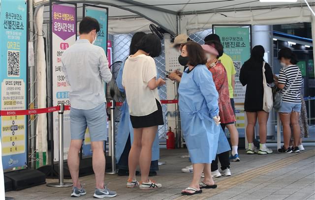 신규확진 1만59명…코로나19 유행 반등세 - 3일 오전 서울 용산구보건소 신종 코로나바이러스 감염증(코로나19) 선별진료소에서 시민들이 검체검사를 받기 위해 줄을 서고 있다.  코로나19 유행이 반등세를 보이는 가운데 이날 신규 확진자 수는 전날에 이어 1만명대를 기록했다. 중앙방역대책본부는 이날 0시 기준으로 코로나19 확진자가 1만59명 늘어 누적 1838만9611명이 됐다고 밝혔다. 전날(1만715명)보다 656명 줄었지만 이틀 연속 1만명대를 기록했다. 2022.7.3뉴스1